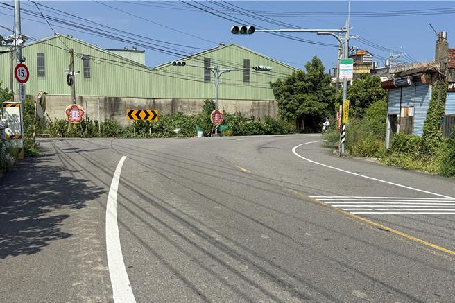 竹南鎮大埔國小主要出入口位於仁愛路，南北兩側轉彎車速快、視線受限。縣議員葉忠倫與縣府會勘後，增設楔型標線、減速標誌及綠底斑馬線，提升學生上下學安全。（呂麗甄攝）