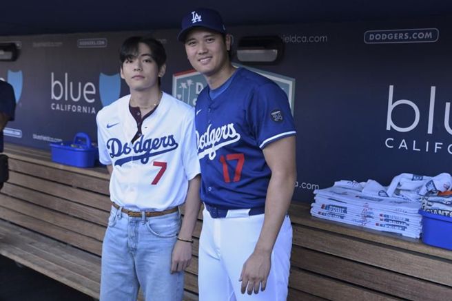 韓國明星V與道奇大谷翔平。（美聯社）