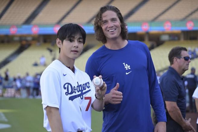 韓國明星V與道奇葛拉斯諾。（美聯社）