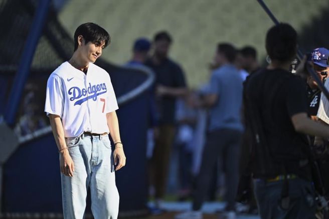 韓星V準備上場開球。（美聯社）