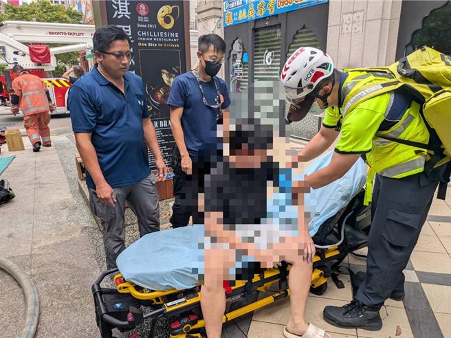 消防人员在5楼接触到受困男子，并将其移动到安全区域，所幸该男子生命徵象稳定、意识清楚不须送医。（新竹市消防局提供／王惠慧新竹传真）