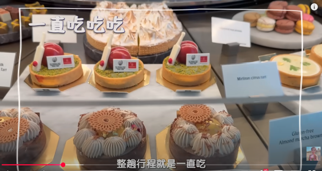 阿聯酋頭等艙貴賓室有滿滿食物。(圖/YT@小嫻黃瑜嫻hsien_0309)