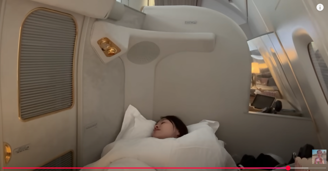 小嫻在機上平躺入睡。(圖/YT@小嫻黃瑜嫻hsien_0309)