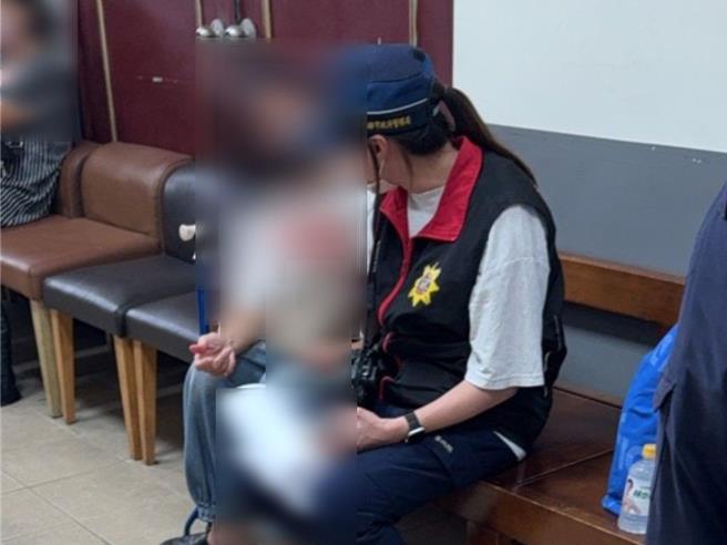 高雄市冈山区30岁叶男疑陷毒品纠纷昨日遭刺在急诊室身亡，今日检察官到殡仪馆相验，叶男的单亲母亲今日现身殡仪馆，悲泣表示不清楚儿子有陷入毒品纠纷，对于遭杀害不可置信。（民眾提供／任义宇高雄传真）