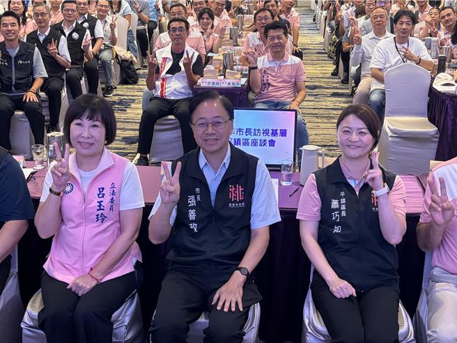 桃園市平鎮區基層座談26日登場，平鎮區共42里長，全數到齊，里長提案多達10件，其中雙連里里長賴沛承盼，加速陸光路拓寬工程，同時反應里上約6處養豬場長期異味困擾地方。（廖姮玥攝）