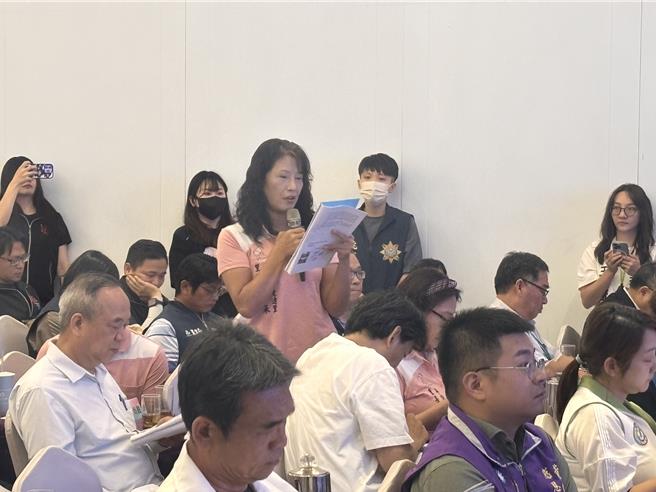 桃園市平鎮區基層座談26日登場，平鎮區共42里長，全數到齊，里長提案多達10件，其中雙連里里長賴沛承盼，加速陸光路拓寬工程，同時反應里上約6處養豬場長期異味困擾地方。（廖姮玥攝）
