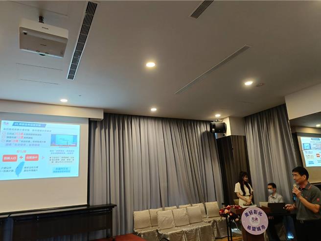 彰化县政府计画将高铁彰化站特区的10公顷配余地，开发为乐龄健康产业园区，今日举办土地标售说明会。（叶静美摄）