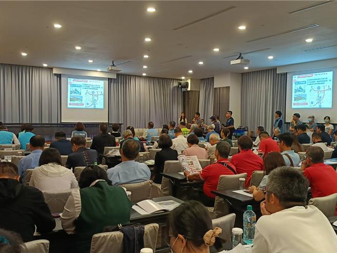 彰化县政府计画将高铁彰化站特区的10公顷配余地，开发为乐龄健康产业园区，今日举办土地标售说明会。（叶静美摄）