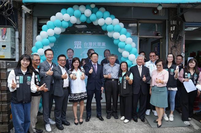 張啓楷（左六）與彰化縣議員張雪如（前排右三）彰南聯合服務處揭牌。（民眾黨彰化縣黨部提供／葉靜美彰化傳真）