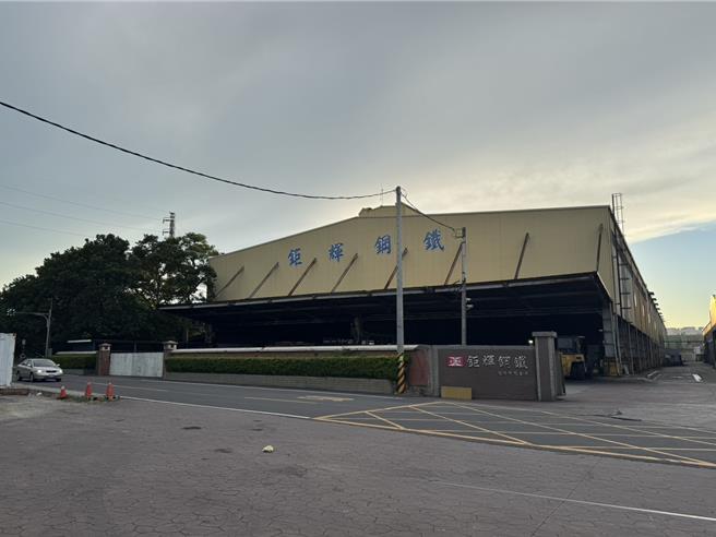 桃園市平鎮區鉅輝鋼鐵公司，依規定取得固定汙染源設置、操作許可證，更將環境保護設施長期設在農地上，早在今年3月就已被桃園市環保局要求停工，但該公司仍無視處分持續運作。（廖姮玥攝）