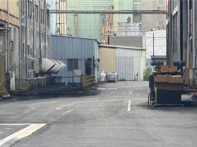 桃園市平鎮區鉅輝鋼鐵公司，依規定取得固定汙染源設置、操作許可證，更將環境保護設施長期設在農地上，早在今年3月就已被桃園市環保局要求停工，但該公司仍無視處分持續運作。（廖姮玥攝）