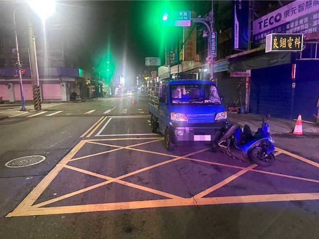 46歲黃姓男子吸食安非他命後開車上路，撞死等紅燈的李姓男子，造成李男死亡。新北地方法院國民法官合議庭審理後，今（26）日依《刑法》公共危險罪處黃男8年徒刑。（新莊警分局提供）