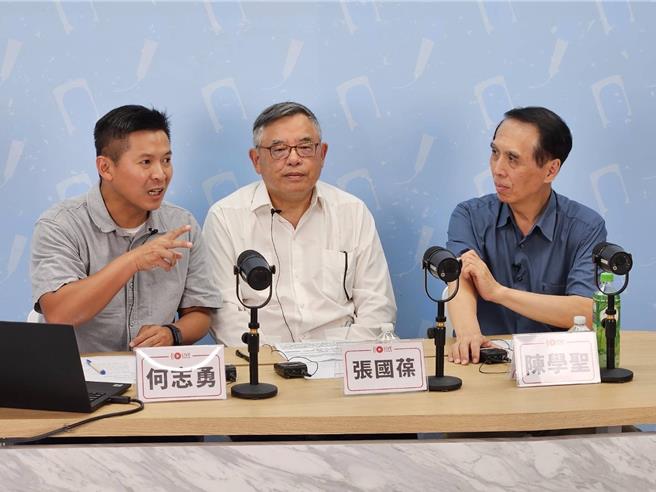 國民黨前立委陳學聖（右）與清華大學兼任助理教授何志勇（左），今（26）日邀請張國葆（中）在網路節目對談。（何志勇提供）