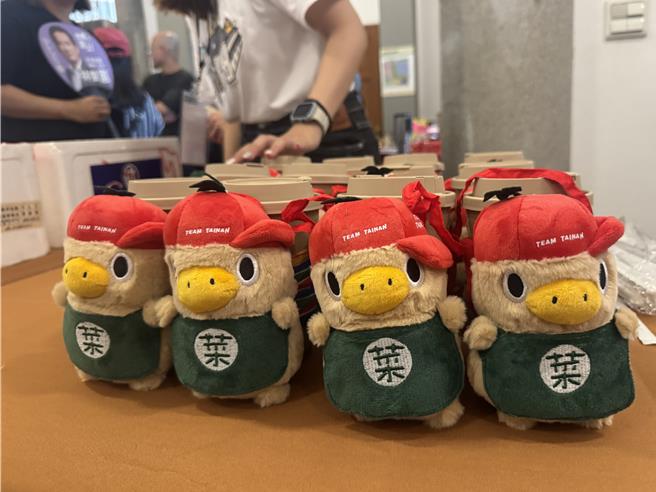 菜奇鴨玩偶杯套是因應西市場重新開幕推出，模樣討喜受到歡迎。（曹婷婷攝）