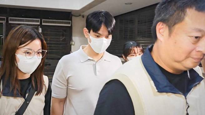 被封為「小英男孩」的經濟部綠能推動中心前副執行長鄭亦麟，因涉嫌收賄200萬元協助業者向台電施壓，今（26）日遭聲押禁見。（民眾提供）