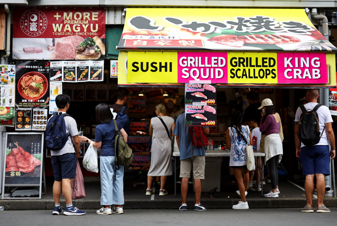 日本美食吸引不少海外观光客。（图／路透社）