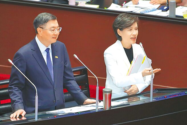 美国对台关税「20％＋N」上路半个多月，行政院长卓荣泰（左）、副院长郑丽君（右）25日赴立法院专案报告。（黄世麒摄）