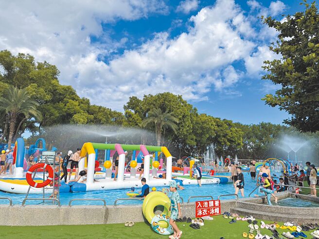 花蓮知卡宣綠森林親水公園每年暑假都會推出期間限定戲水活動，今年吸引12萬人次入園體驗豐富水上設施，整體人數較去年增長近1倍，24日落幕後縣府已開始規畫明年活動內容，盼打造成全台最具魅力的夏季親水旅遊景點。（文：羅亦晽　圖：花蓮縣政府提供）