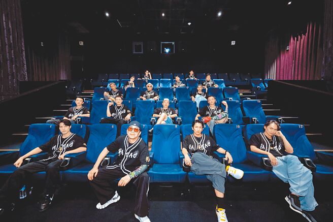 電影《角頭-鬥陣欸》演員上周末勤跑影廳座談，4天催出年度國片冠軍票房佳績。（曼尼娛樂提供）