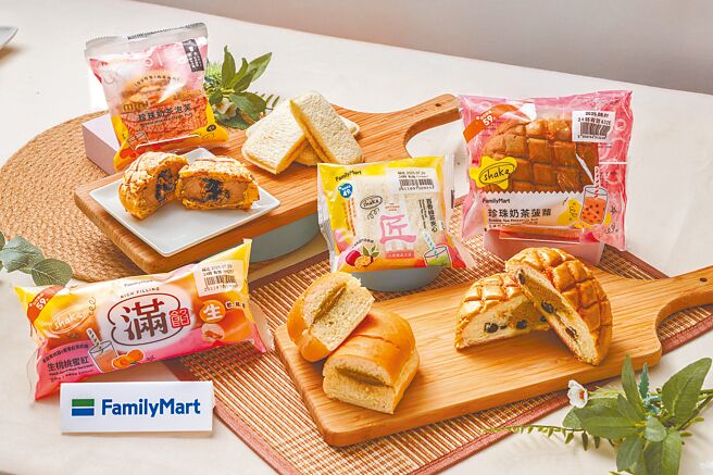 全家推手摇饮主题烘焙新品，包括「生桃桃蜜红满馅麵包」、「珍珠奶茶菠萝」等，35元起。（全家提供）
