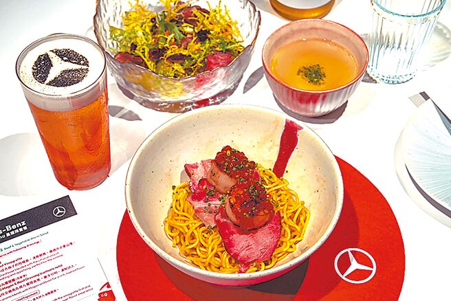 为了展现旗下全新进化豪华小型车的时髦精神，Mercedes-Benz突发奇想将品牌的豪华移动哲学延伸至餐桌，与台中最受瞩目的潮流麵吧Glou Suru合作，推出期间限定「星选择套餐」（见图）。即日起至9月27日活动期间品尝套餐，就有机会获得特制限量抱枕。（台湾宾士提供）