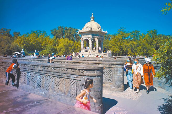 北京圆明园游客如织。（本报资料照）