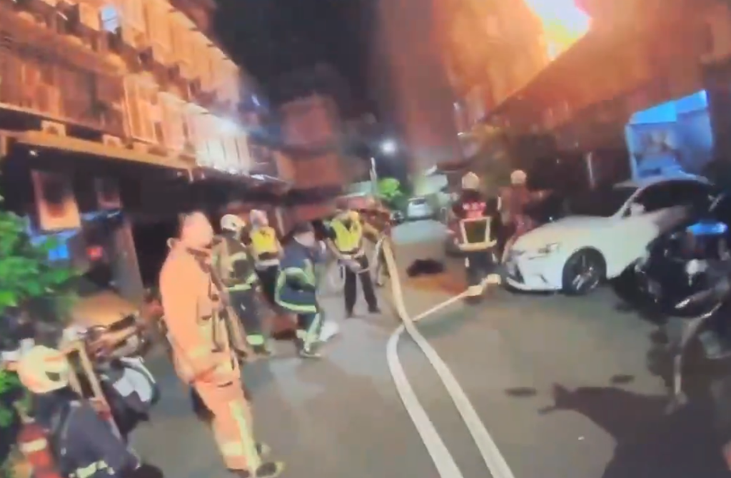 新北市板橋區文化路一段285巷2弄一處民宅，27日凌晨2時許發生火警。（消防局提供／蕭宥彤翻攝）