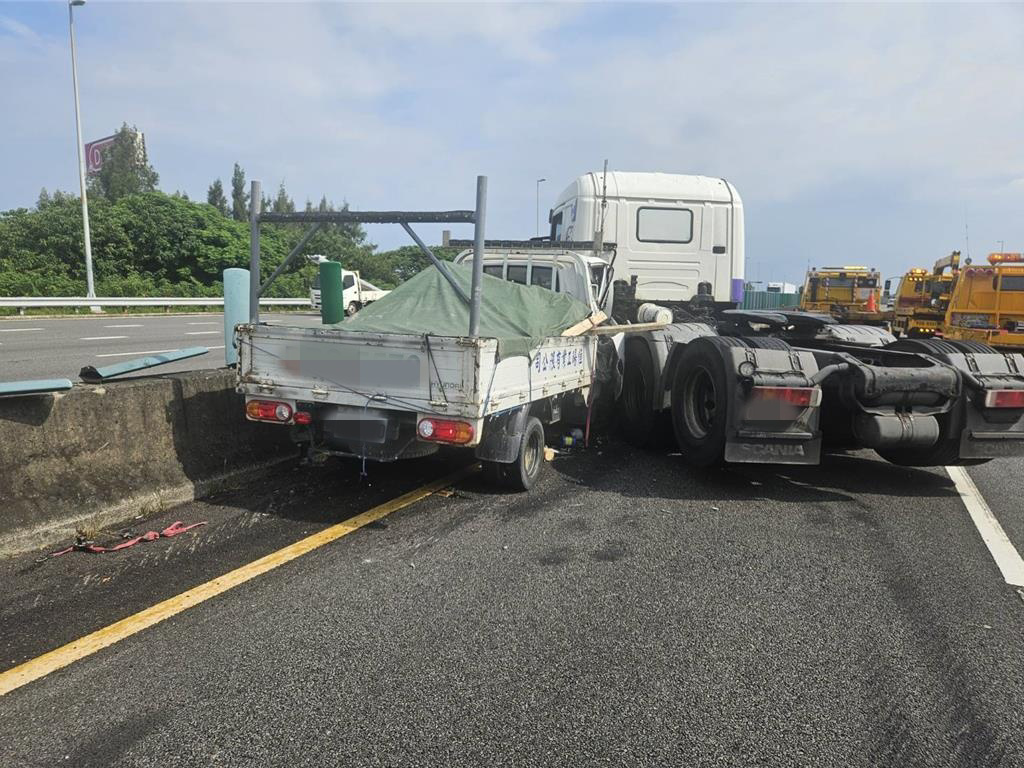 2025年8月27日苗栗縣／國道3號北向125.4公里後龍路段27日上午8時46分發生一起3車連環追撞事故，造成4人受傷，所幸均無生命危險。（呂麗甄攝）