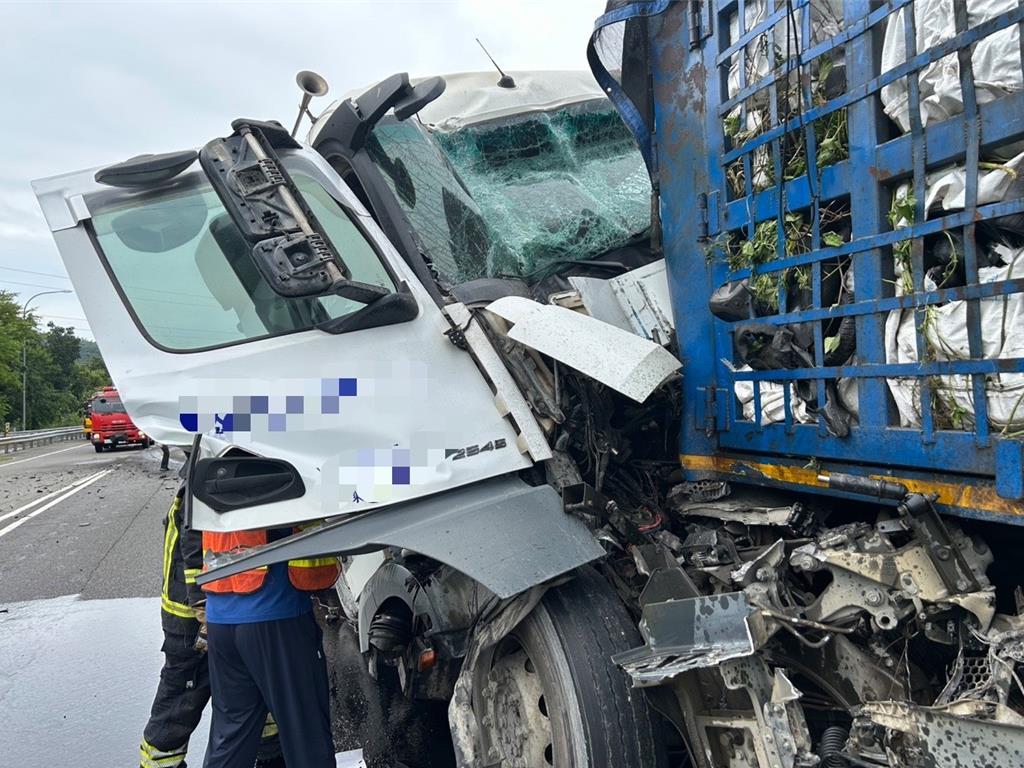 今（27）日國道3號南向372公里田寮路段，1輛砂石車在上午11點多追撞前方大貨車，讓外側2條車道全部無法通行，行經用路人哀號「塞超過1小時」。（國道警察提供／任義宇高雄傳真）