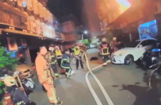 板橋民宅暗夜大火 屋主奔逃求救「老婆和3小孩在裡面」 7人獲救送醫