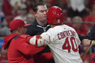 MLB》衝撞主審又怒扔球棒 紅雀康崔拉斯遭禁賽6場與罰款