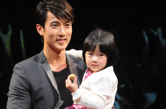 吳尊14歲大女兒超狂！纖細手臂「炸出巨大肌肉」震撼網