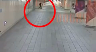 板橋捷運站驚現怪男！持滅火器猛噴練舞4少女  三度返回飆人遭逮