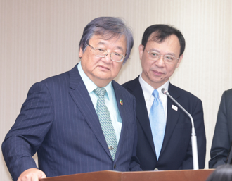 石崇良升任衛福部長 前職棒球星陳義信入閣