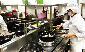 照顧孩子的人要被妥善照顧 新北調薪400名廚工