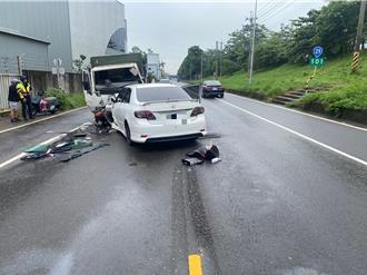 高雄轎車打滑撞對向小貨車   4人受傷送醫11歲男童搶救中