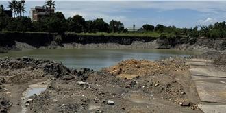 獨家》美濃盜採砂石驚現25米深大峽谷　機具及地主、承租人遭傳喚