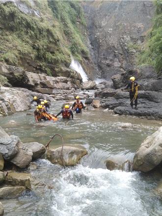 找到了！南華大學印度學生落水失蹤3天　龍鳳瀑布10米深處尋獲遺體