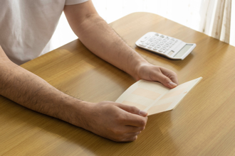 幫孩子繳學費見「千萬存款消失」 他崩潰：錢回不來了