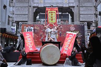 嘉義城隍夜巡中央噴水池登場 夯枷遊街、百米巨龍九子陣齊聚