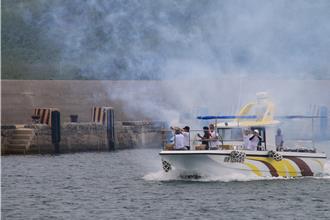 為到澎湖海釣造新船 食品原料老董喜擲吉百人搶翻