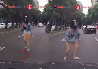 長腿女路中撿拾手機　網友直呼：影片怎麼播不完