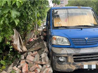 台中清水農會磚牆意外倒塌 無辜兩車遭壓毀損