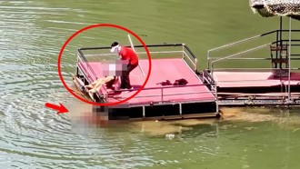 女子高空弹跳「突断绳」 血染池水紧急送医