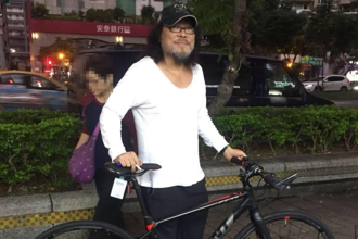 張菲化身「衛生衣阿公」？現蹤臉書社團親民作風曝光