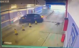 特斯拉下坡失控撞穿牆 網驚呼：豆腐渣工程？