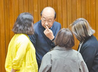 民進黨揪戰犯 群起倒柯