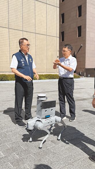 全台首例 李四川秀機器狗巡檢 網敲碗來新北
