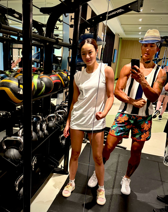 吳尊曾曬出與NeiNei健身的合照。（圖／微博 吳尊）