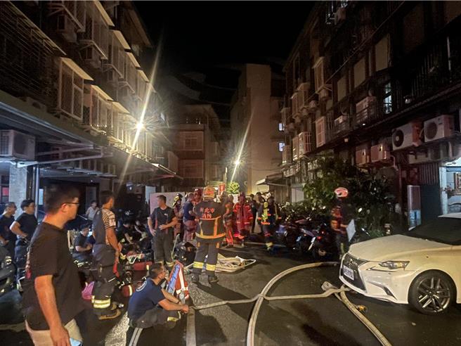 新北市板桥文化路巷内公寓凌晨发生火警。（新北市消防局提供）